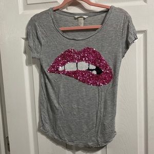 Lip tee